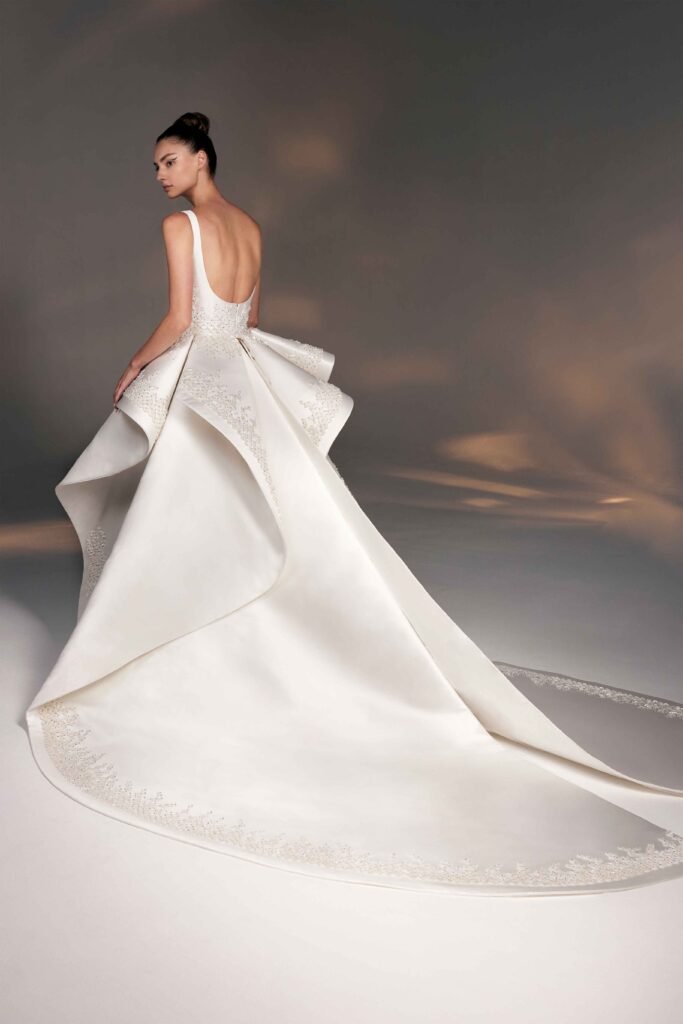 Con vestidos de novia modernos y elegantes, la colección de Rami Al Ali es perfecta para las novias que buscan un vestido con un toque de modernidad y originalidad.