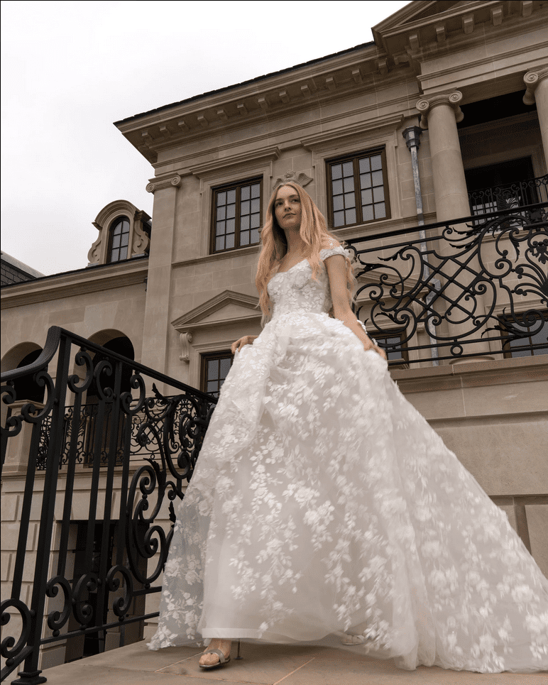  Si eres una novia que busca el glamour celestial en tu gran día, la colección de Reem Acra es una excelente opción.
vestido de novia tendencia 2023