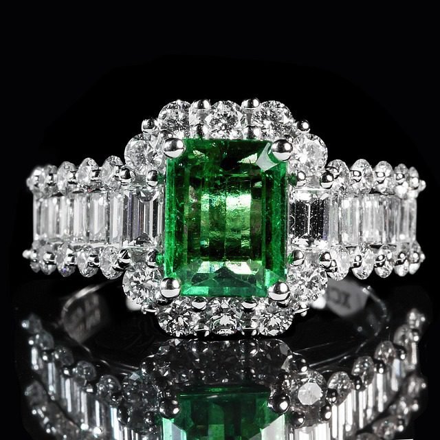 Las esmeraldas son piedras preciosas verdes brillantes y hermosas
Piedras preciosas para anillos, anillos con diamantes