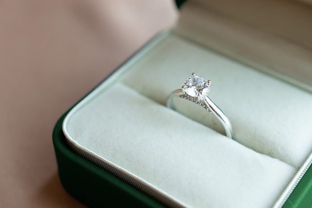 ¿Diamante o piedra preciosa en tu anillo de matrimonio?