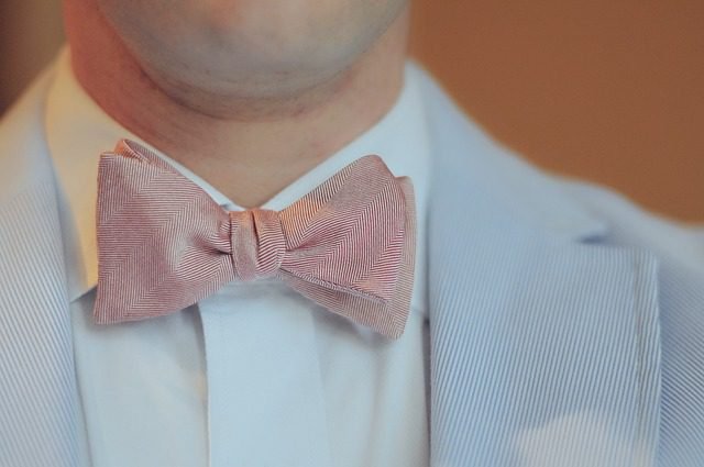 ¿Cuál es el accesorio perfecto para el novio: corbata, moño o corbatón?