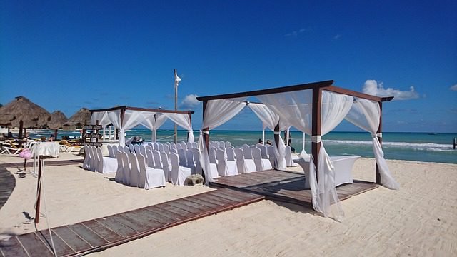 ¿Sueñas con una boda en la playa de arena blanca? Es el escenario perfecto para una ceremonia romántica y una celebración llena de alegría