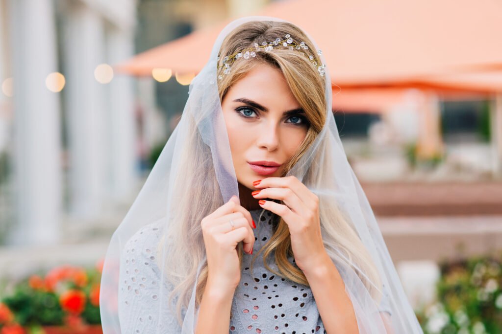 Cómo incorporar el velo y la tiara en una boda ibérica