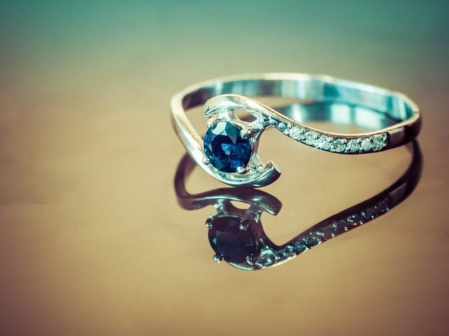 El zafiro es una piedra preciosa popular para anillos de bodas debido a su belleza y durabilidad