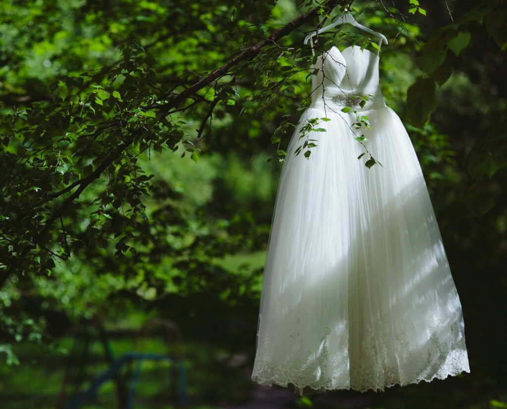 Comprar un vestido de novia es una de las opciones más populares entre las novias, ya que les da la oportunidad de tener una prenda única y personalizada para el gran día. A continuación, te presentamos algunas ventajas y desventajas de comprar un vestido de novia: