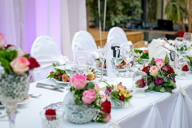 os centros de mesa son una parte importante de la decoración de las mesas de bodas. Hay muchas opciones para elegir, desde los clásicos jarrones de cristal con flores 
